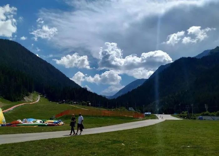 Large Gondola - Center, Neon