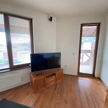 Large Gondola - Center, Neon 公寓