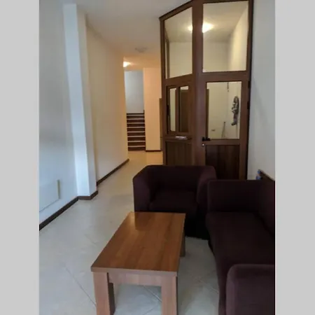 Large Gondola - Center, Neon Lägenhet